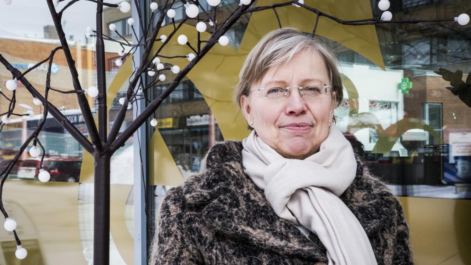 Eduskunnan apulaisoikeusasiamies Maija Sakslin on tehnyt selvityspyynnön sosiaali- ja terveysministeriölle, Valviralle ja THL:lle koskien hoivakotien vierailukieltoa.