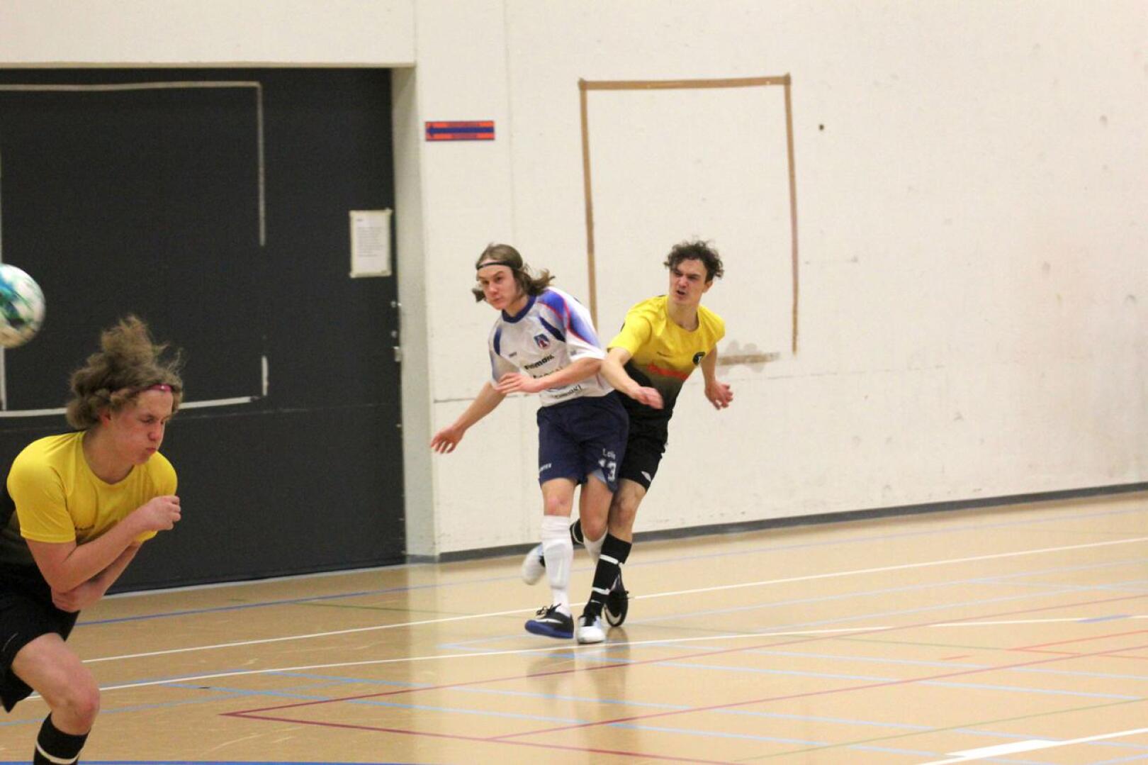 Rene Peltokangas ja Vieska Futsal kohtasivat alkulohkossa mm. Lohtajan Veikot. Kuvassa vasemalla Rene Peltokangas ja LoVen Kimi Heikkilä.