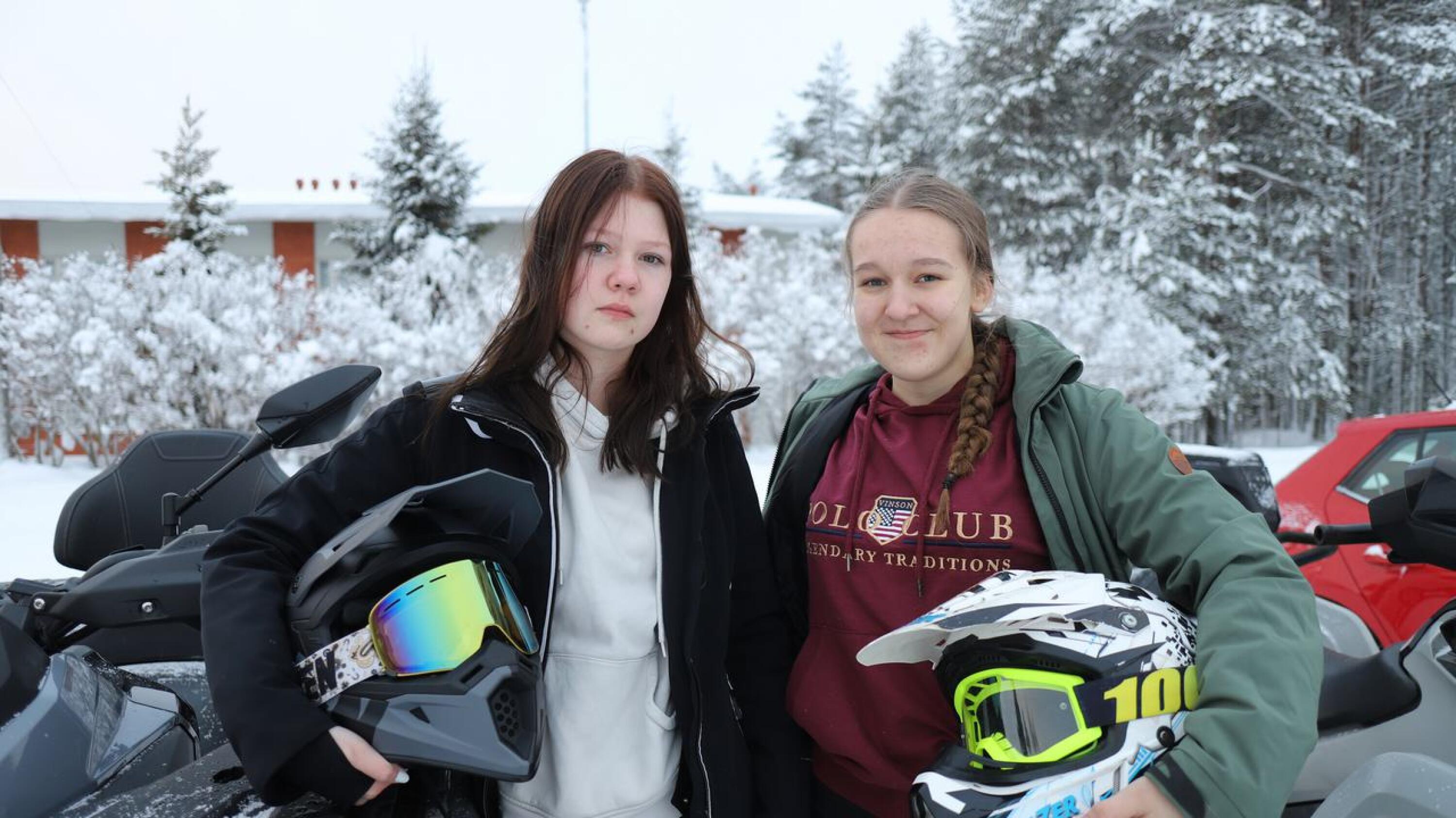 Nilon koulun 9.-luokkalaiset Ella Grön (vas.) ja Riina Oikarainen kulkevat päivittäin liikenteessä mönkijöillään.