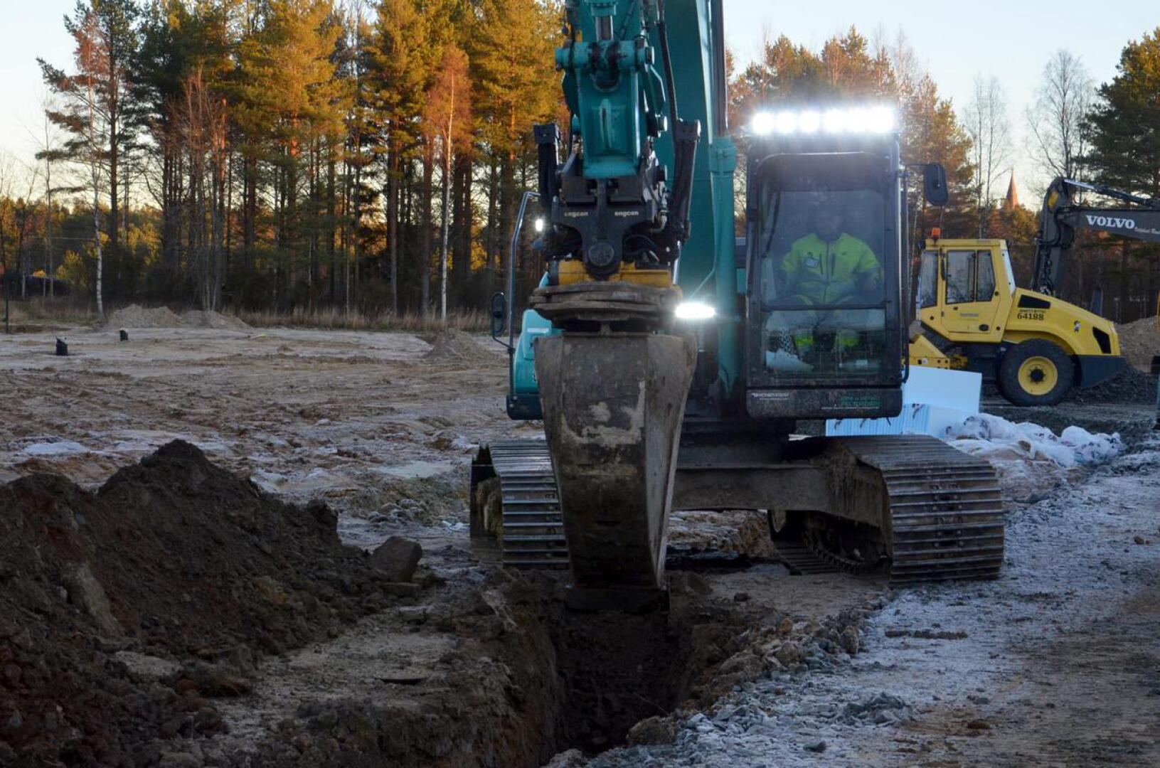 Uuden  päiväkodin perustustöitä kaivamassa Tuomas Jokitalo.
