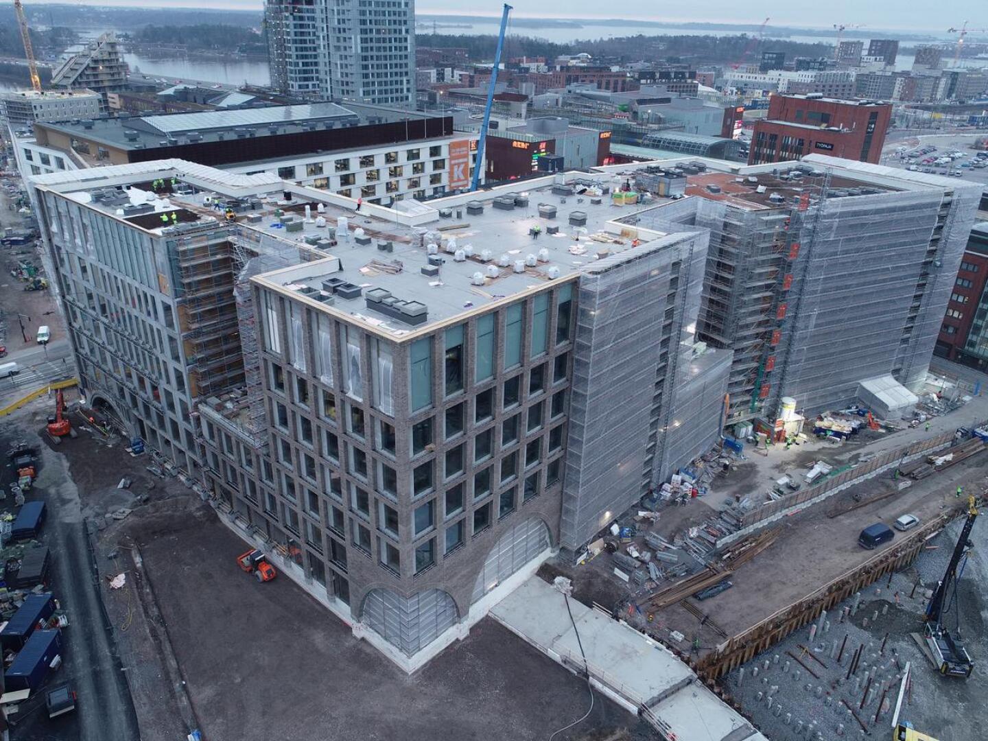 Helsingin Kalasatamaan rakennetuun jättimäistä Kaupunkiympäristötaloa on rakennettu miljoonalla ylivieskalaistiilellä ja tiilikonsolipalkkeja on tarvittu kuuden kilometrin verran.