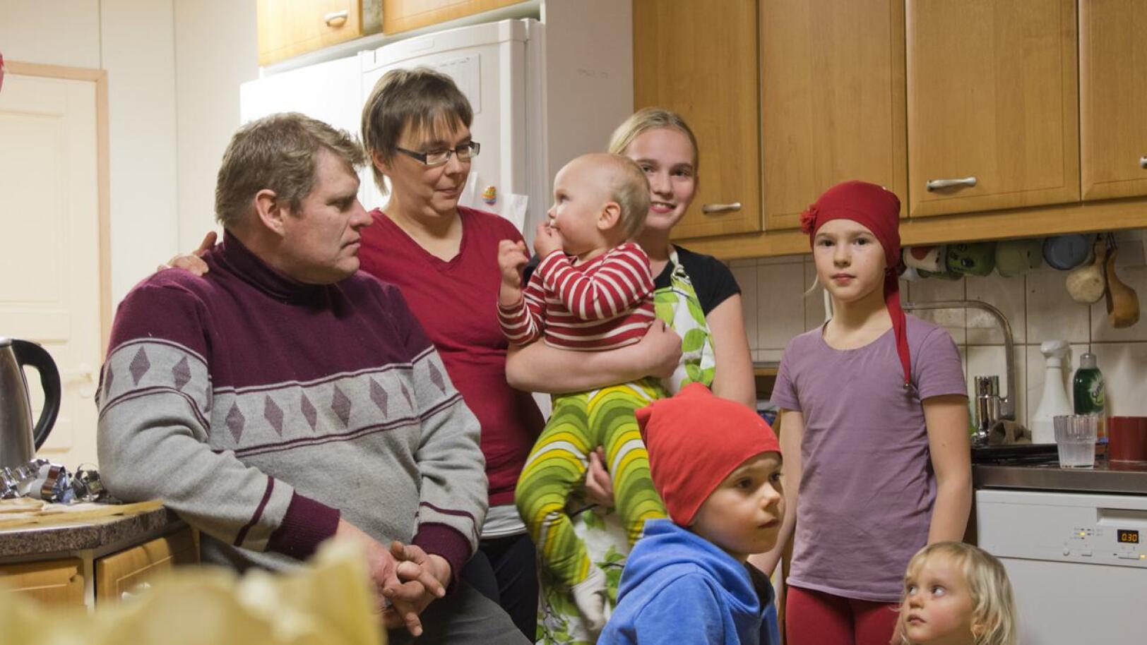Vanhemmat Sampo ja Reeta, lapsista Maija, sylissään Inari ja vieressään Olga ja etualalla Aatto ja Milja Ylikoski.