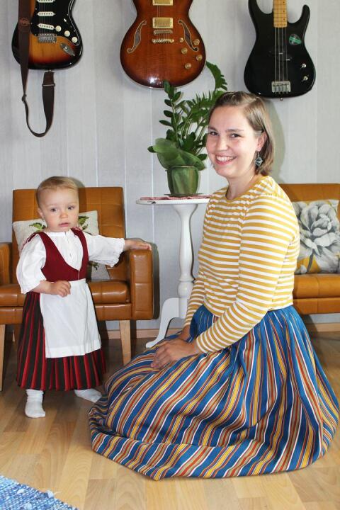 Kansallispukuja löytyy myös pienille tytöille ja pojille. Yksivuotiaalla Hilmalla on yllään Pyhäjokiseudun puku, Annika-äidillä Peräpohjolan kansallispuvun hame.