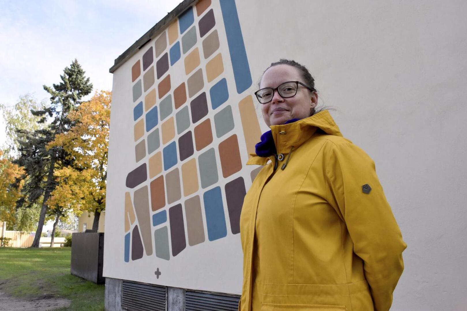 Sehän on Skata. Christa Friberg tutki Pohjoisnummen kartat monen sadan vuoden ajalta ja päätyi kertomaan alueen asemakaavan historian Aleksanterinpuiston muuntajan seinillä.