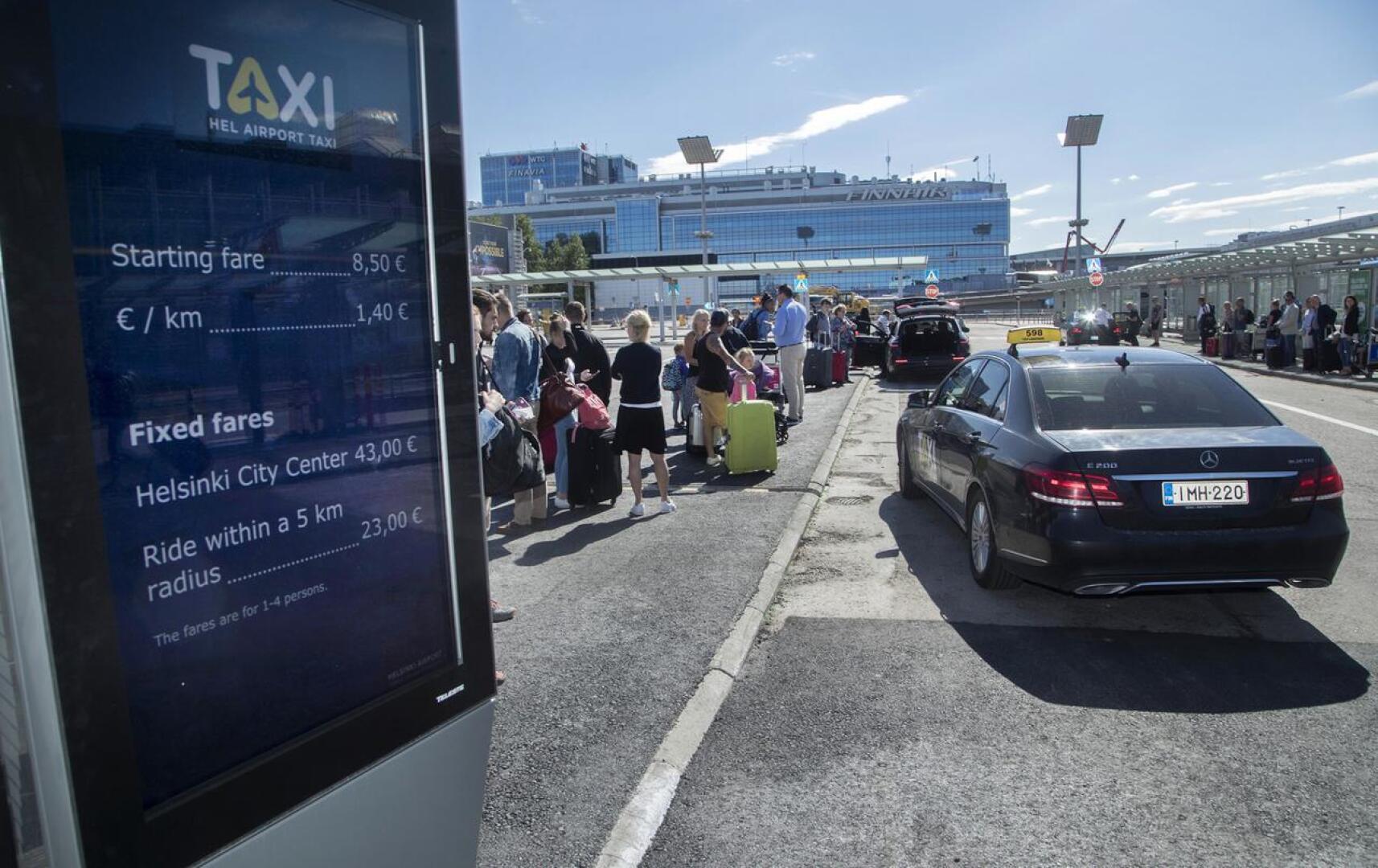 Edellisen hallituksen liikenne- ja viestintäministeri Anne Berner toteutti taksilain uudistuksen, joka on herättänyt kritiikkiä. Helsinki–Vantaan lentokentällä liikenne muuttui 1.7.2018.