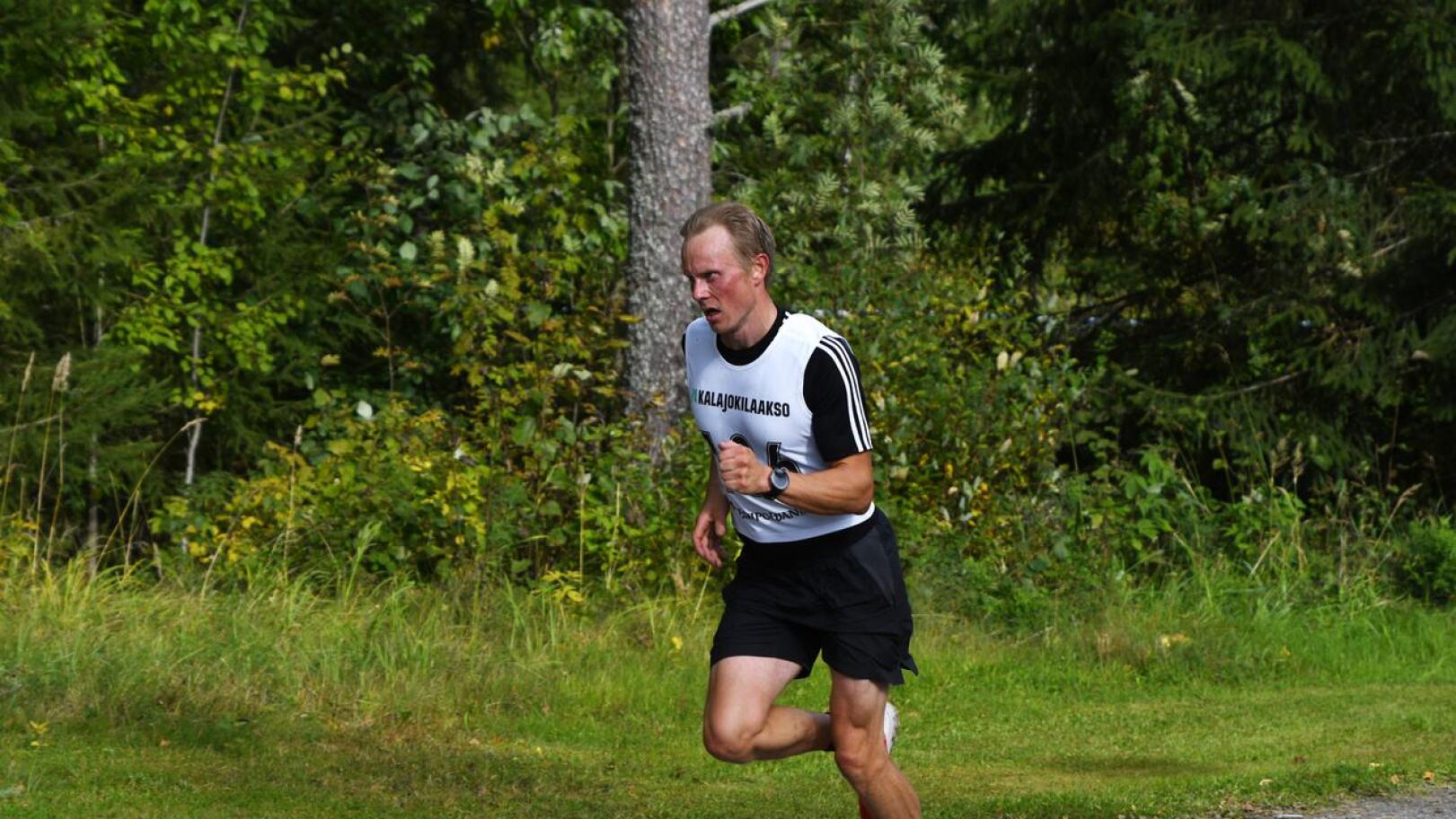 Oulaisten Arto Pauna oli nopein miesten 11 kilometrin matkalla.