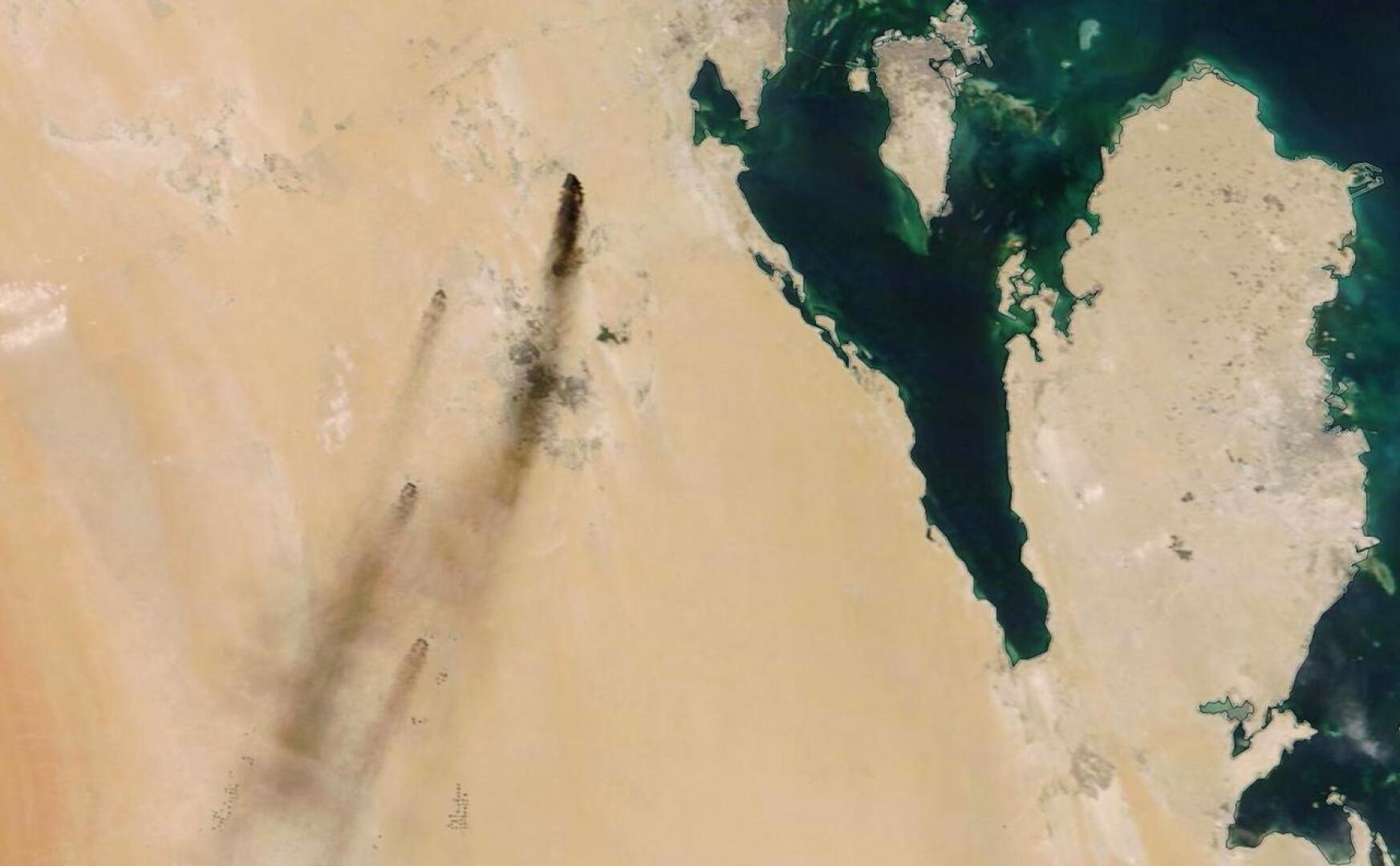 Nasan satelliittikuvassa näkyy, miten savu nousee hyökkäysten kohteeksi joutuneista öljynjalostamoista Saudi-Arabiassa lauantaina.