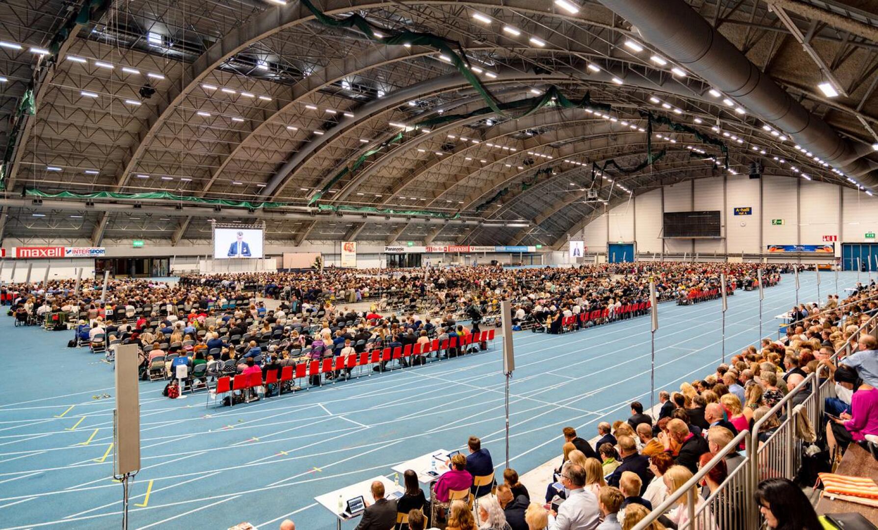 Jehovan todistajat järjestävät konventit ensimmäistä kertaa verkossa. Kuva Tampereella kesällä 2019 pidetystä konventista. 