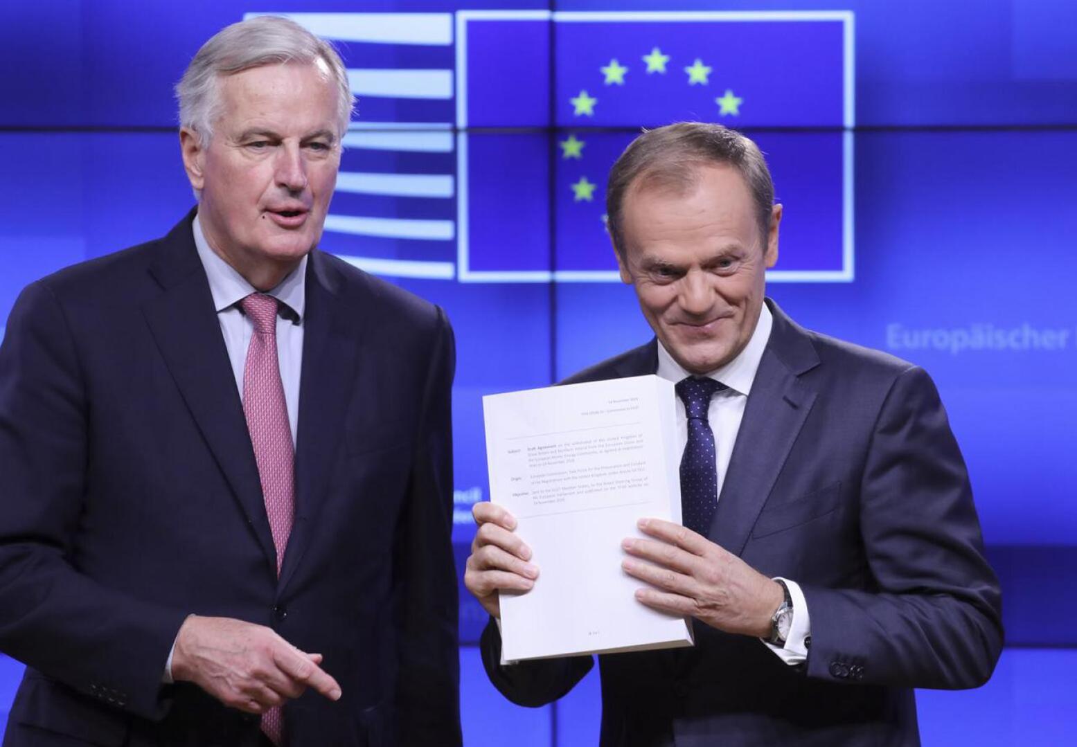 Tässä se on! EU:n brexit-neuvottelija Michel Barnier (vas.) ja Eurooppa-neuvoston puheenjohtaja Donald Tusk esittelivät brexit-sopimusluonnosta Brysselissä torstaina.