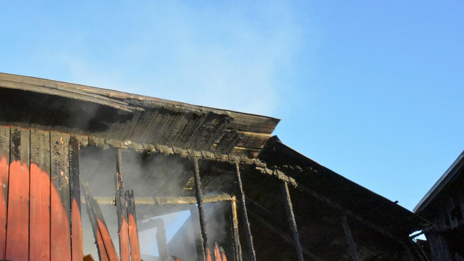 Sikalan katto vaurioitui tulipalossa pahoin. Kuva otettu 31.10.2022.