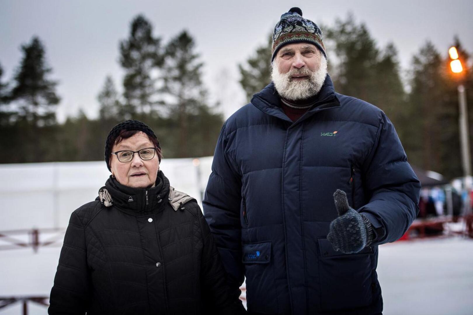 Olympiavoittajat yhteiskuvassa. Helena Takalo ja Juha Mieto olivat paikalla Nivalan maakuntaviestissä.