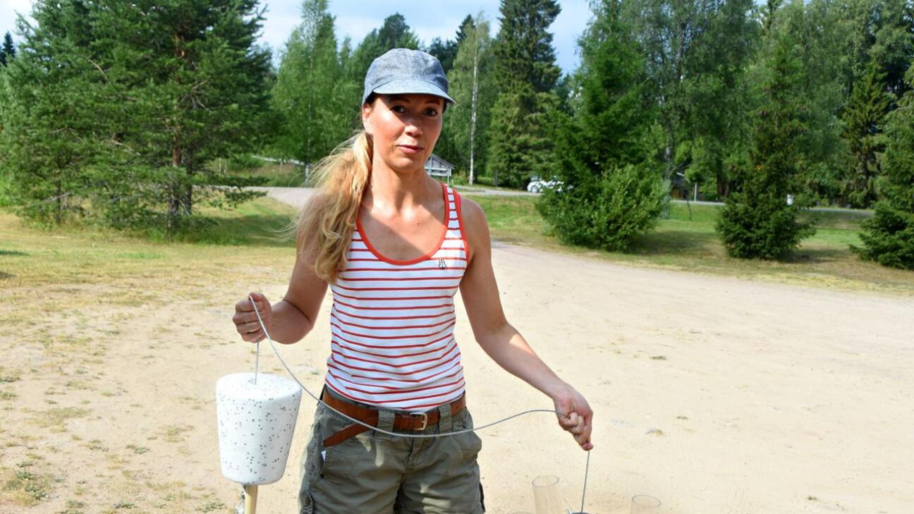 Ympäristösuunnittelija Katja Svahnbäck Vahanen Enviroment Oy:stä esittelee sedimentaatiokeräintä, jolla selvitetään miten paljon ja millaista kiintoainetta järven pohjaan laskeutuu muutaman viikon aikana.