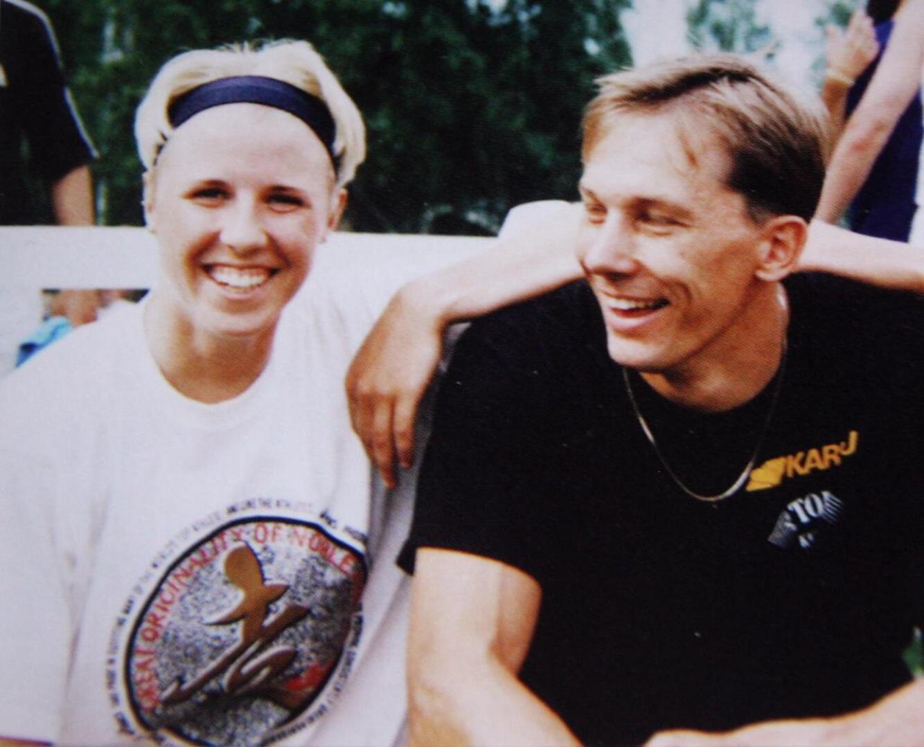 Junkkarien 1990-luvun Kalevan kisojen mitalistit Anna Saari ja Antti Haapakoski Kuortaneella juhannuksena 1999. Antti oli jo jäähdyttelyvaiheessa, mutta neljänneksi hän silti aitoi Kalevan kisoissa.