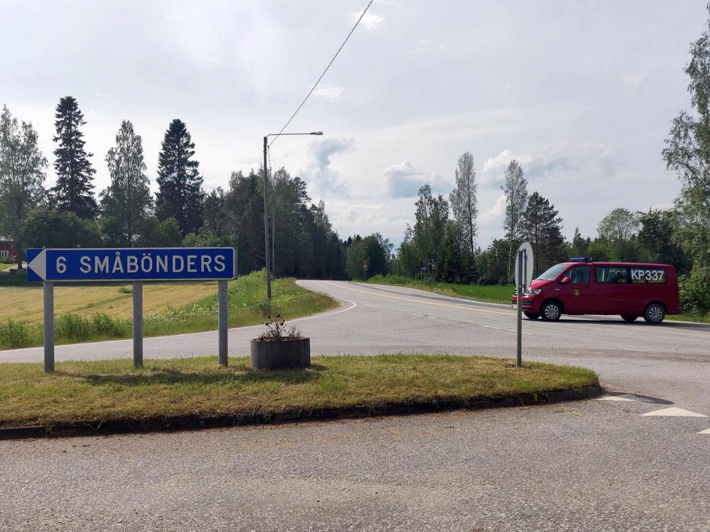 Kantatie 63 on parhaillaan poikki ja liikenne ohjataan Småböndersin kautta. 