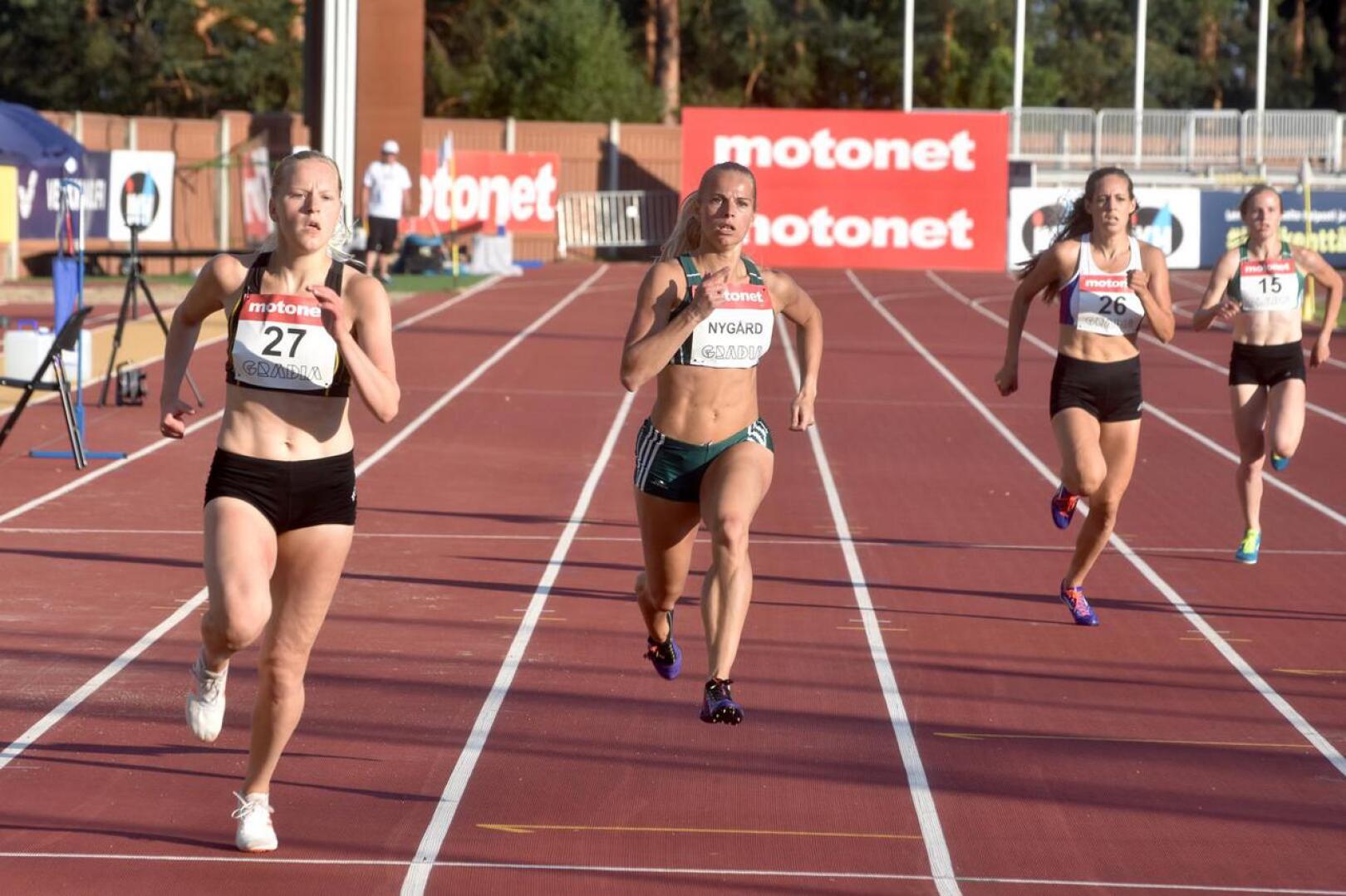 IF Drottin Jeanine Nygård (2. vas.) oli iskussa naisten 400 metrin alkuerässä.