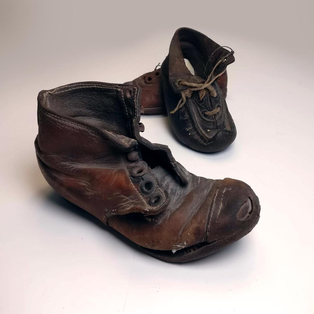 Pulavuosina kengätkin käytettiin tarkkaan.