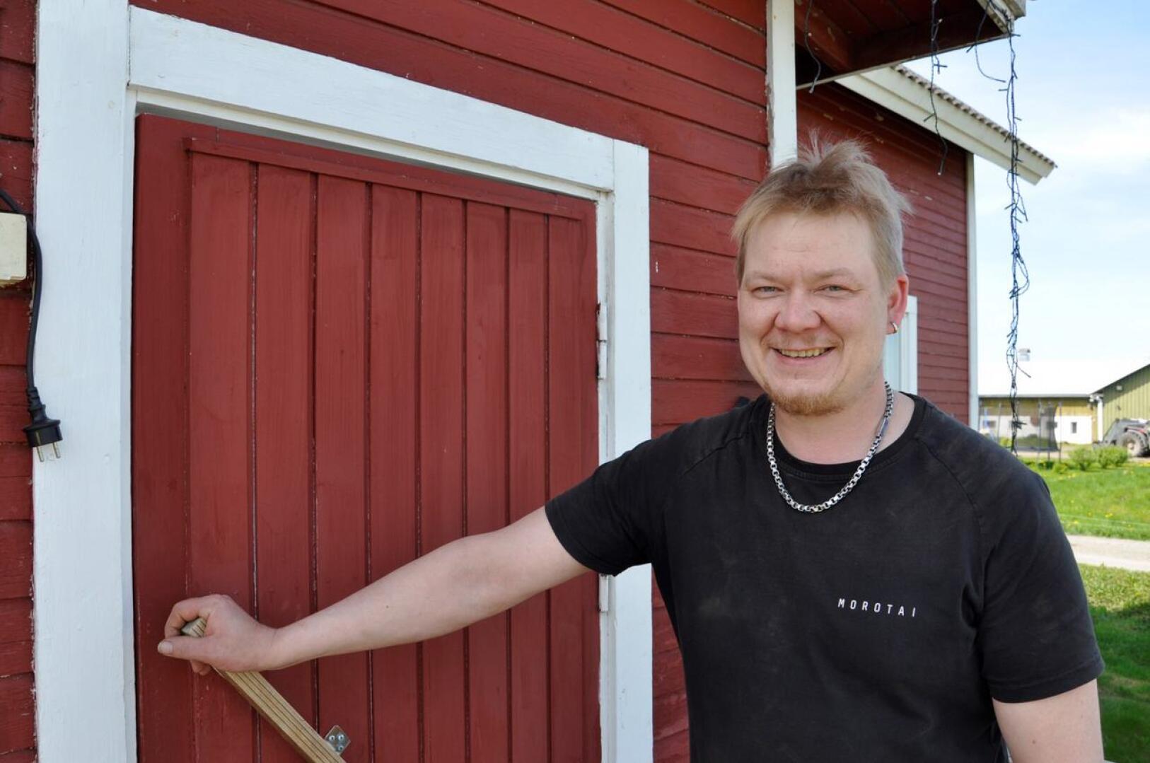 Nimmarisankari Seppo Salmulla on kuusi mökkiä, yksi Letolla ja viisi Etelänkylällä. Niiden alkuvuoden käyttöaste oli kotimaan matkailuboomilla poikkeuksellisen hyvä.
