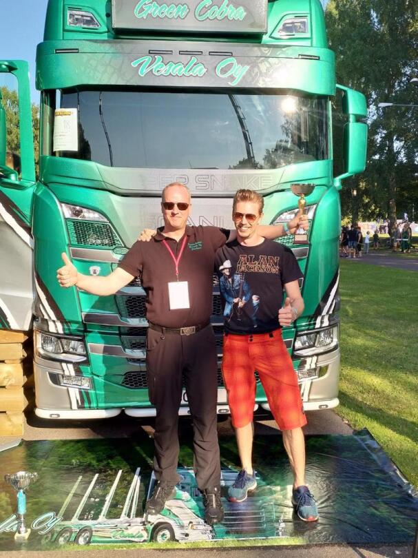 Jarkko Vesala ja Simon Ahlsved tuulettivat tyytyväisinä Power Truck Showssa.