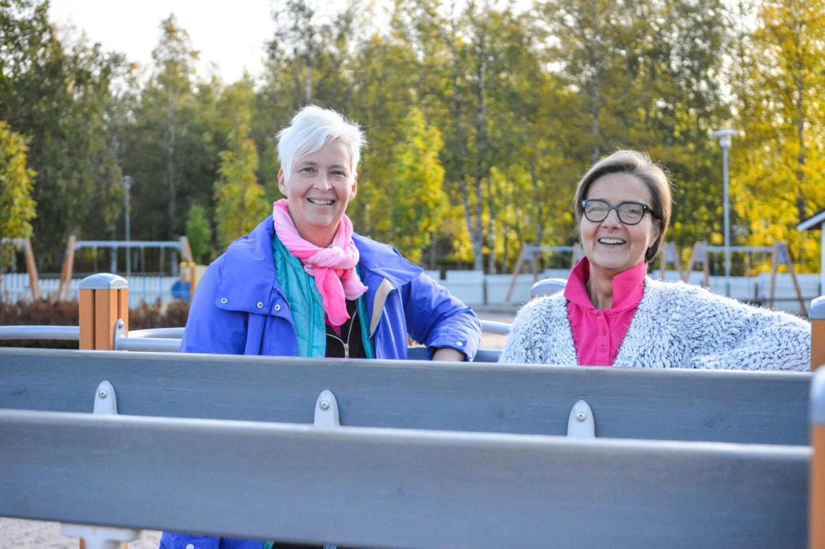Lastenhoitaja Lotta Sundell (vas.) ja päiväkodinjohtaja Arja Hautala kiittelevät nuoria suoraselkäisestä toiminnasta.