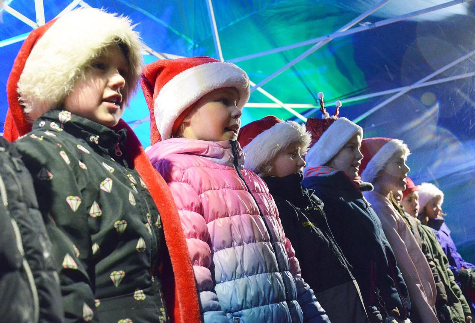 Päivärinnan lapsikuoro lauloi jouluisia lauluja Ylivieskan joulunavauksessa pari vuotta sitten.