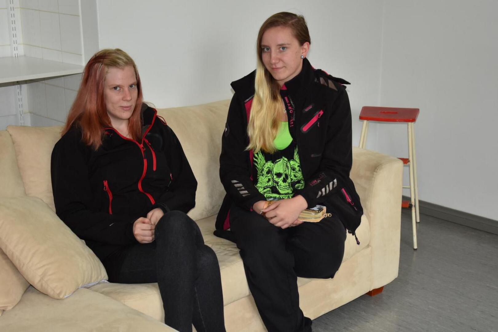 Kannuslaiset Taru Malinen (vasemmalla) ja Janita Kaarto kertoivat ajatuksiaan Kannuksesta nuoren näkökulmasta.