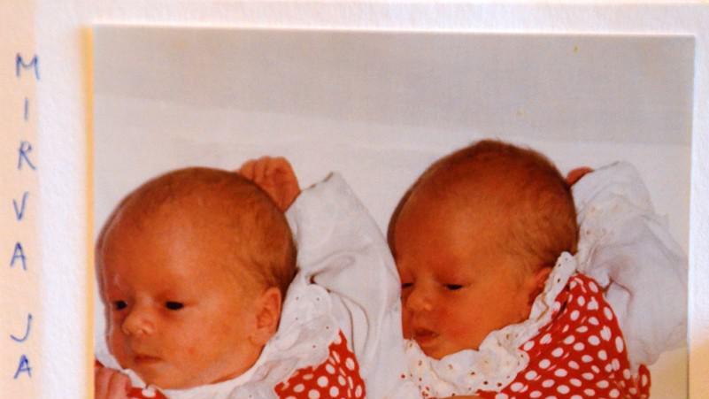 Yhdessä kasvaneet. Mirvan ja Mervin äiti muistelee, että kaksosten hoitaminen oli helppoa, koska vauvoilla oli sama rytmi.