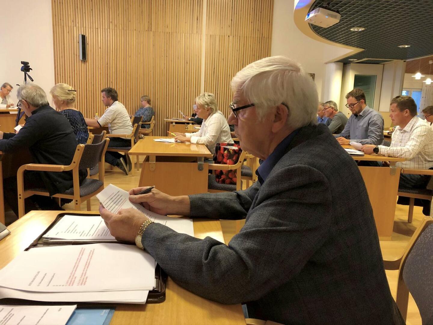 Valtuuttetu Tapani Myllymäki (Pro)  haluaa, että Kruunupyy kysyy kuntalaisten mielipidettä sote-palveluiden järjestämisestä ja mahdollisesta halukkuudesta vaihtaa maakuntaa