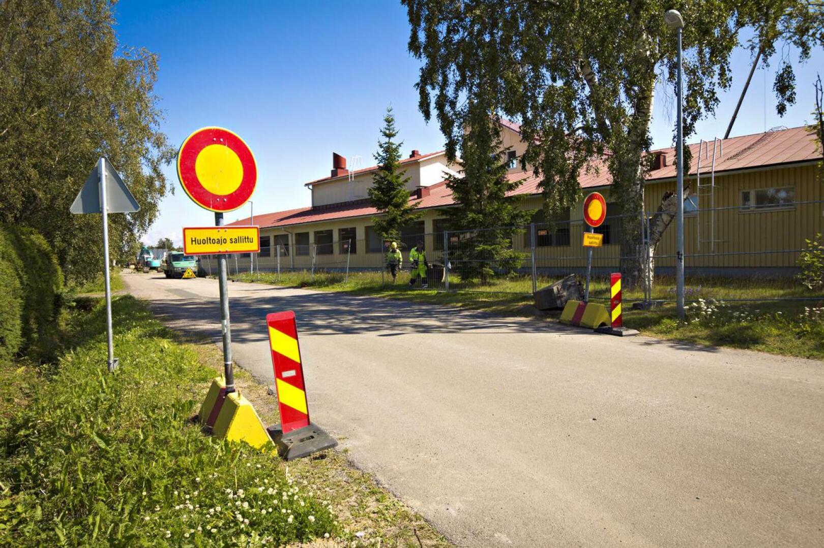 Koulupolulle Pohjankyläntien liittymän päähän asetetut liikennemerkit kieltävät kaiken ajoneuvoliikenteen Koulupolulla huoltoajoa lukuunottamatta.