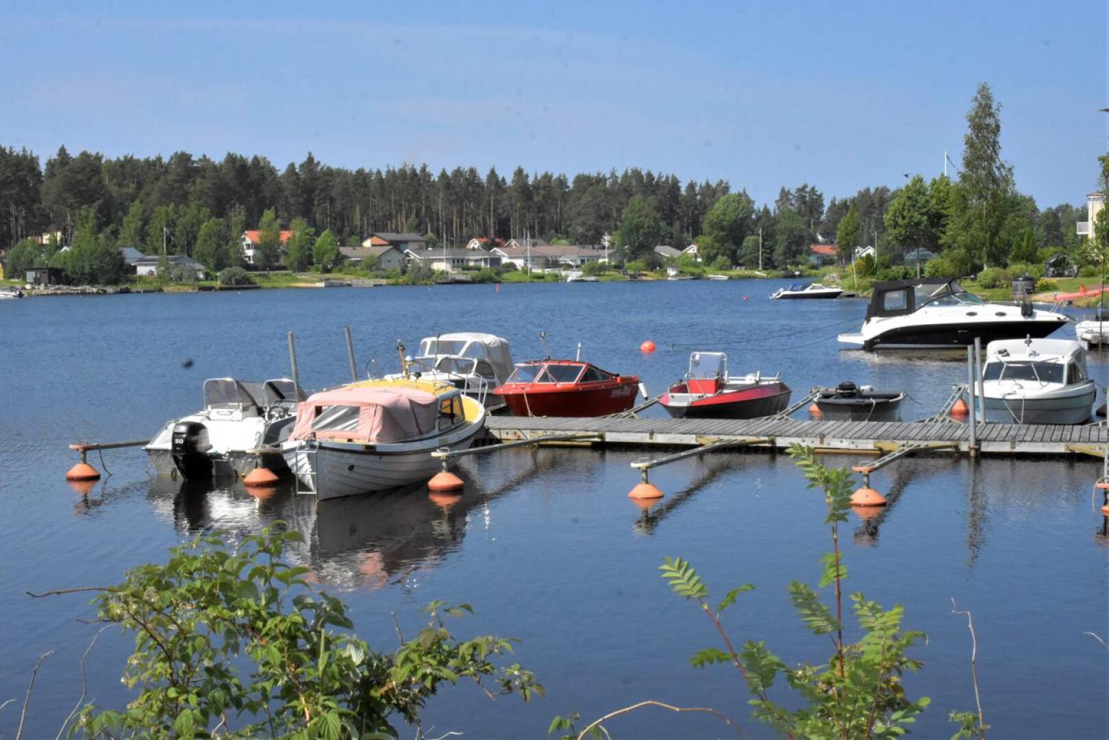 Osa kaupungin kyselyyn vastanneista kokee veneilystä ja vesiskoottereista koituvan harmia Itälänlahdella, osa ei. Toistaiseksi ainakaan nopeuksia ei lähdetä rajoittamaan.