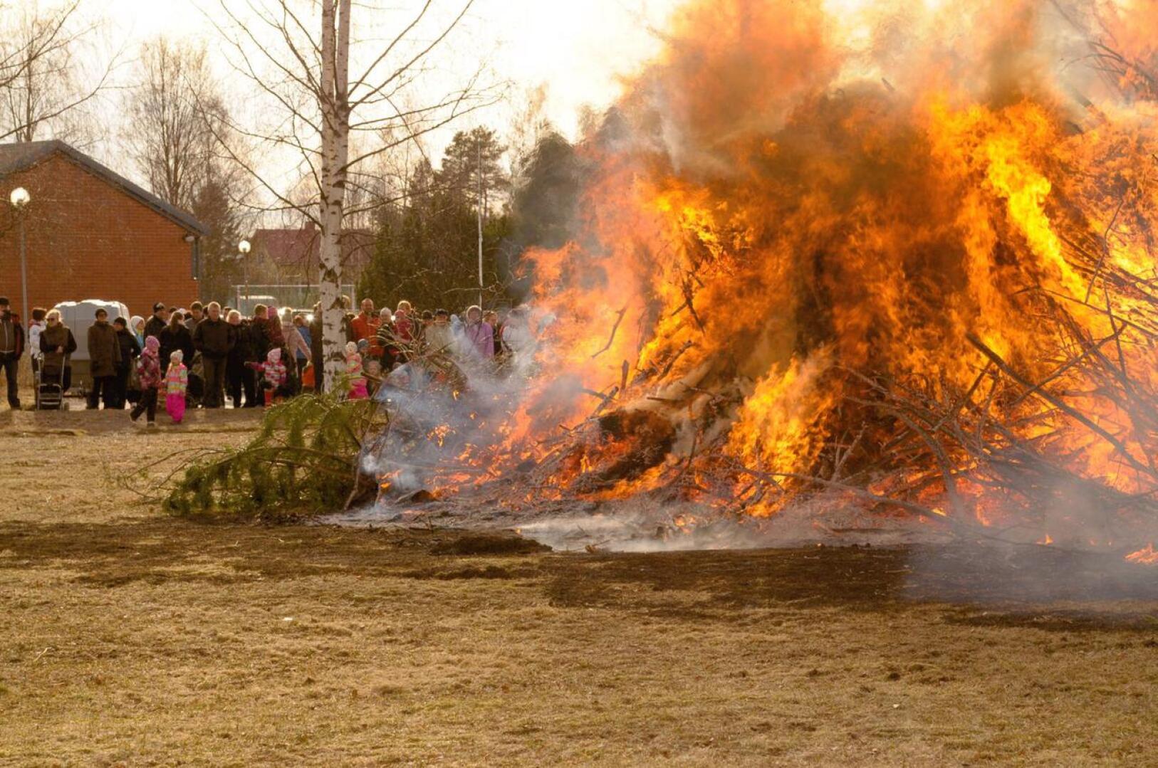 Vetelissä pääsiäiskokkoa on poltettu aiemmin urheilutalon pihassa. Tänä vuonna kokko on koottu Harjutorin viereiselle pellolle.