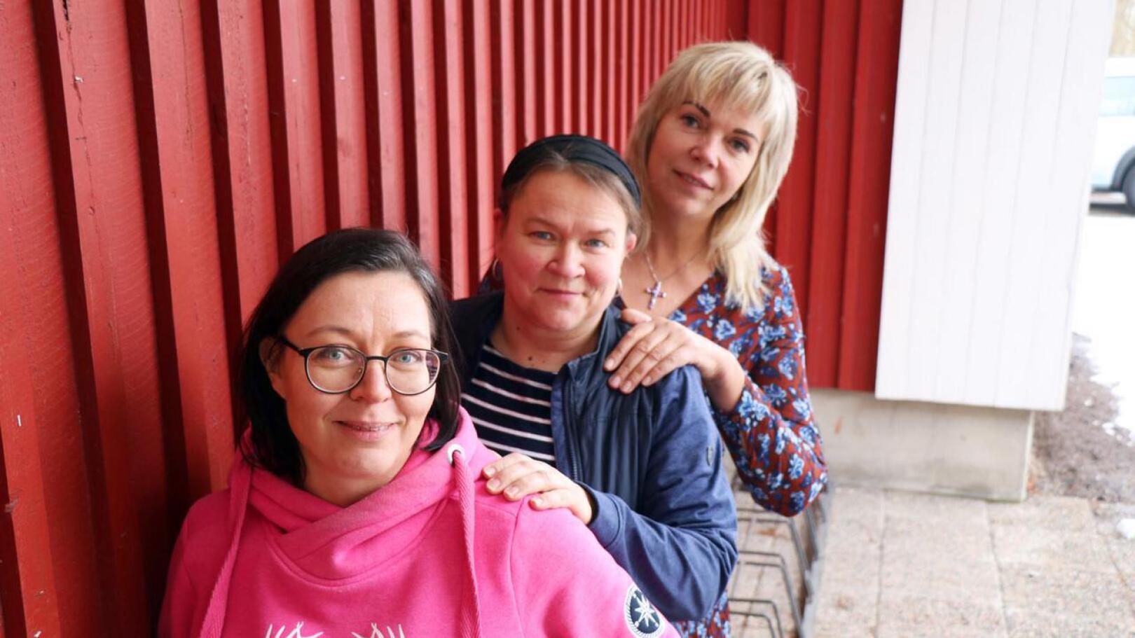 Marja Hakkarainen, Sari Jukonen ja Natalia Alaspää kertoivat kokemuksistaan Perhossa järjestetyssä luontomatkailuseminaarissa.