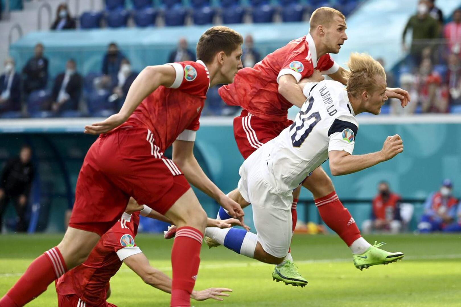 Joel Pohjanpalo puski kolmannella minuutilla pallon Venäjän maaliin, mutta osuma hylättiin VAR-tarkistuksen jälkeen paitsiona.