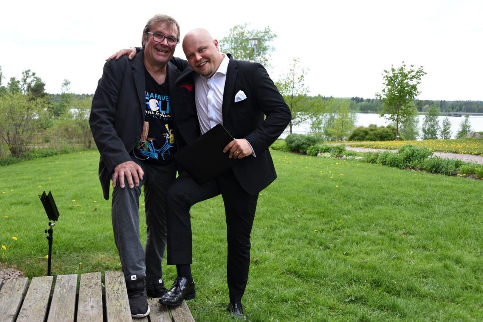 Timo Hannula ja Johannes Vatjus tekivät yllätyskeikan ystävien näyttelyn avajaisiin.