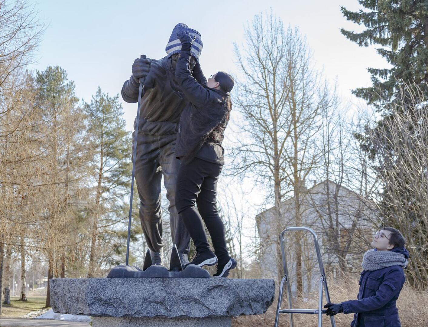 Elisa Saukko pipotti Jussi Kurikkalan patsaan. Anu Timonen oli avustamassa tikkaiden kanssa.