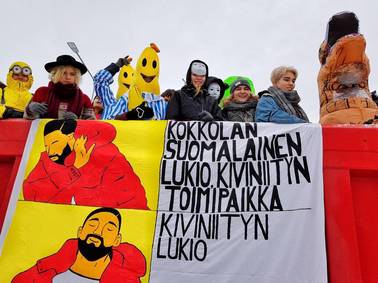 Internet-meemistä maalaukseksi. Kokkolan suomalaisen lukion Kiviniityn toimipaikan banderollissa otettiin kantaa Kokkolan lukiotilanteeseen itse maalatulla Drake-meemillä.