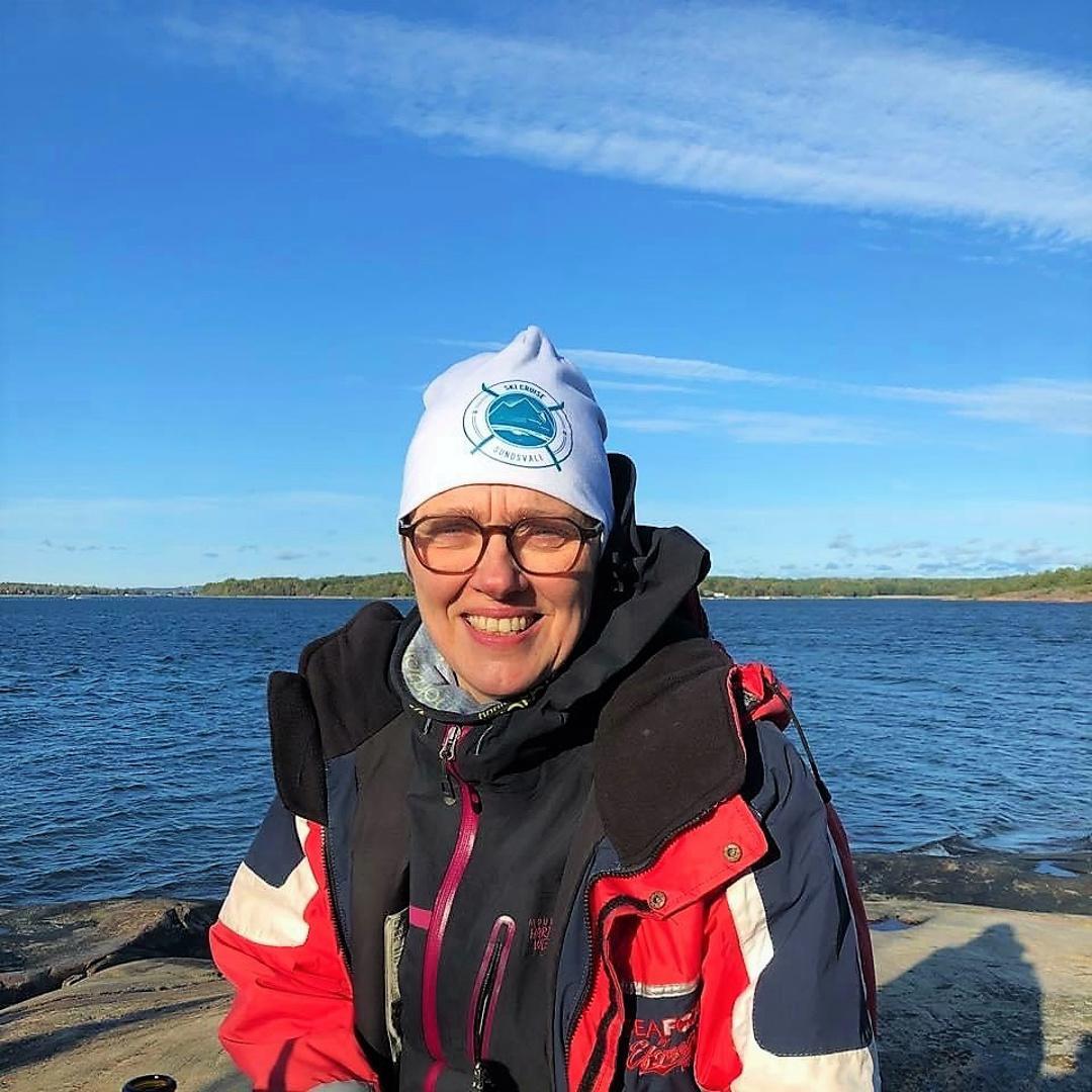 Katarina Donning on toiminut kunnanjohtajana Ahvenanmaalla ja on nyt julkisessa yhtiössä töissä. Vapaa-ajallaan hän viihtyy mm. saarihuvilalla Maarianhaminan ulkopuolella.