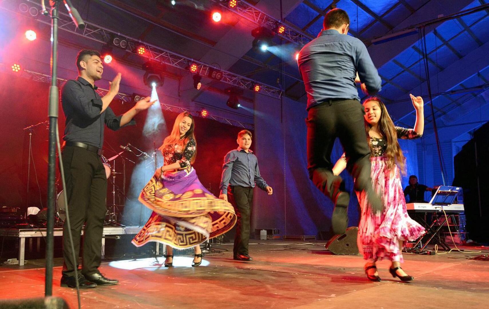 Unkarilainen tanssiryhmä Feher Liliom esiintyi viime vuonna Nivala Areenan yhteydessä pidetyssä kansalaisjuhlassa.