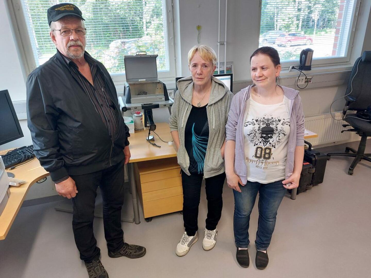 Viljo Kokkoniemi, puoliso Irja Tikkanen ja tytär Taru Kokkoniemi piipahtivat kesällä tutkituttamassa mielenkiintoisen kivinäytteen GTK:n tiloissa Kuopiossa.