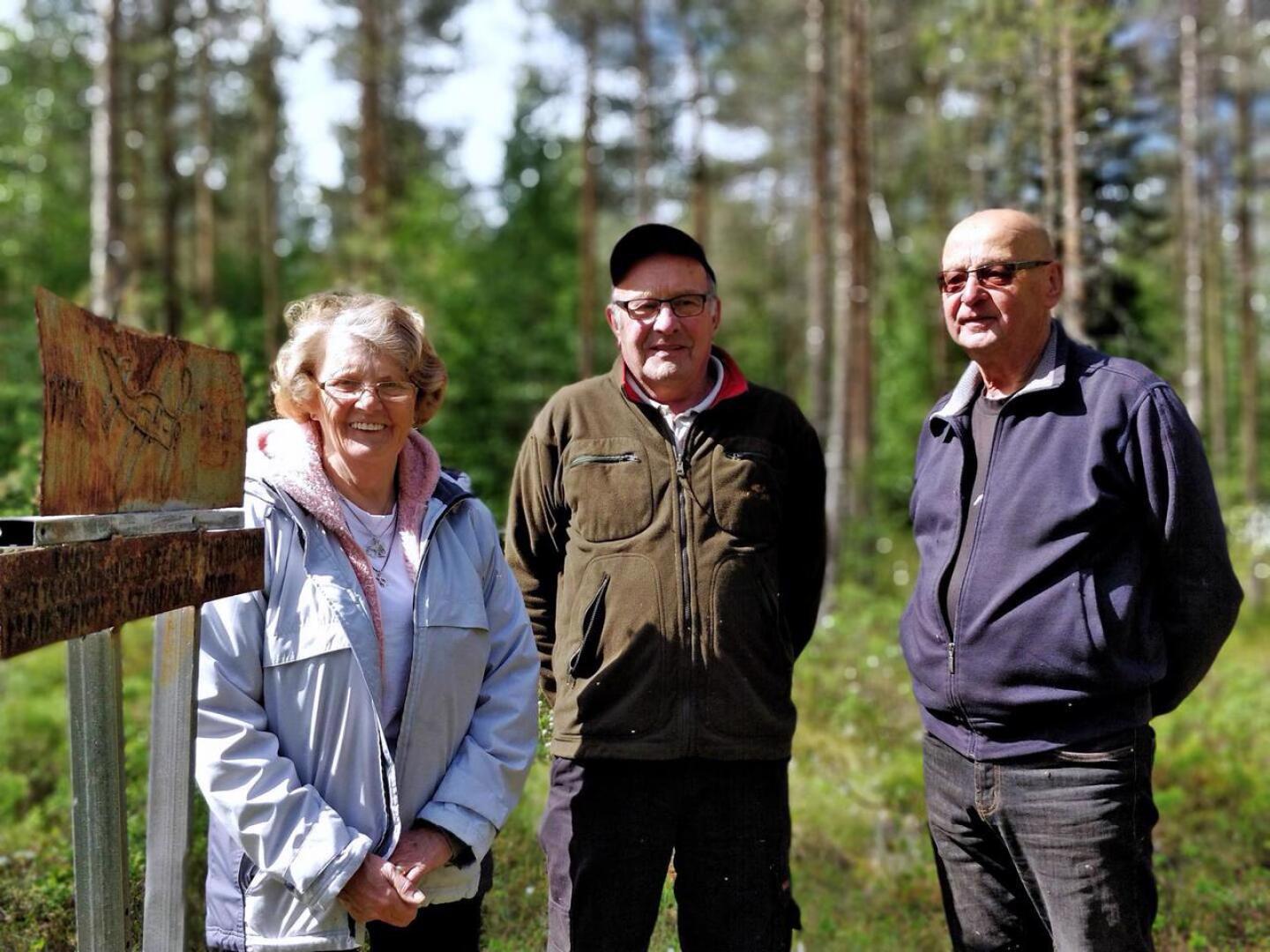Anna-Lisa Björklund, Reijo Rantala ja Kari Viita-aho Purmon lentoturman muistomerkillä Tervasnevalla kesäkuussa  2019.