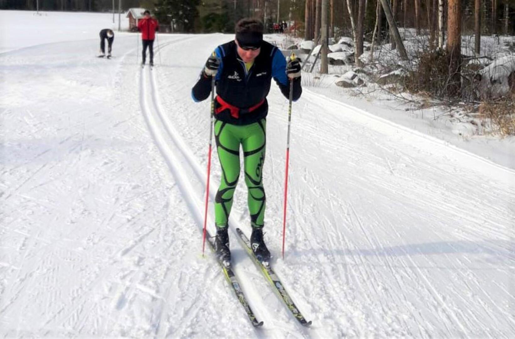 Kokenut pitkien matkojen hiihtäjä Jukka-Pekka Ojala lykki sata kilometriä tasatyönnöllä.