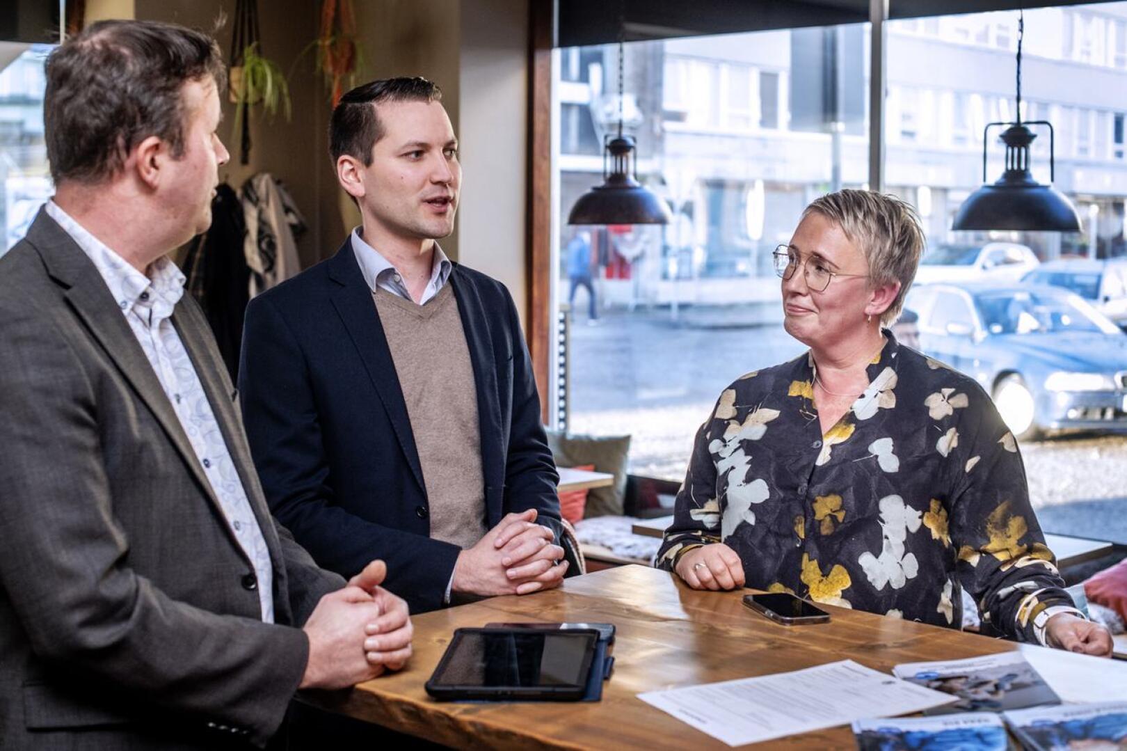 Kokoomuksen Janne Jukkola ja Jonas Heinola sekä Kokkolan Rkp:n puheenjohtaja Camilla Wikman. Puolueet ilmoittivat vaaliliitostaan torstaina.