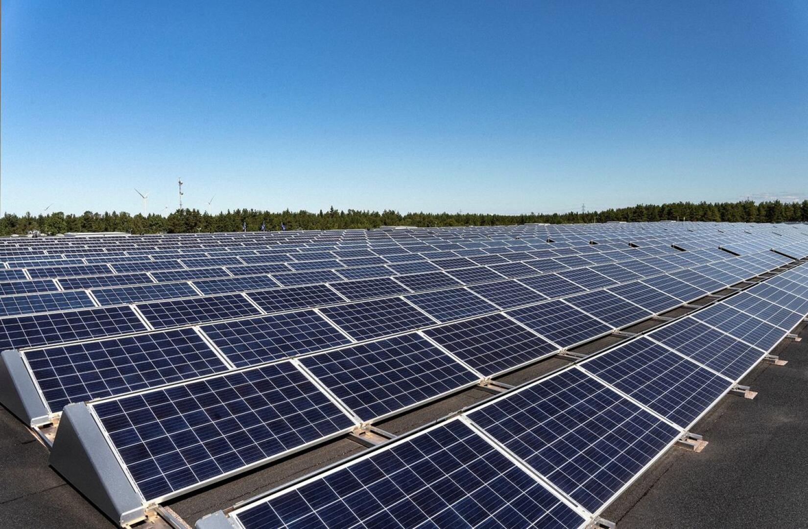 HalpaHallin isoin aurinkovoimala tuottaa sähköä ketjun logistiikkakeskuksessa Kokkolassa. 