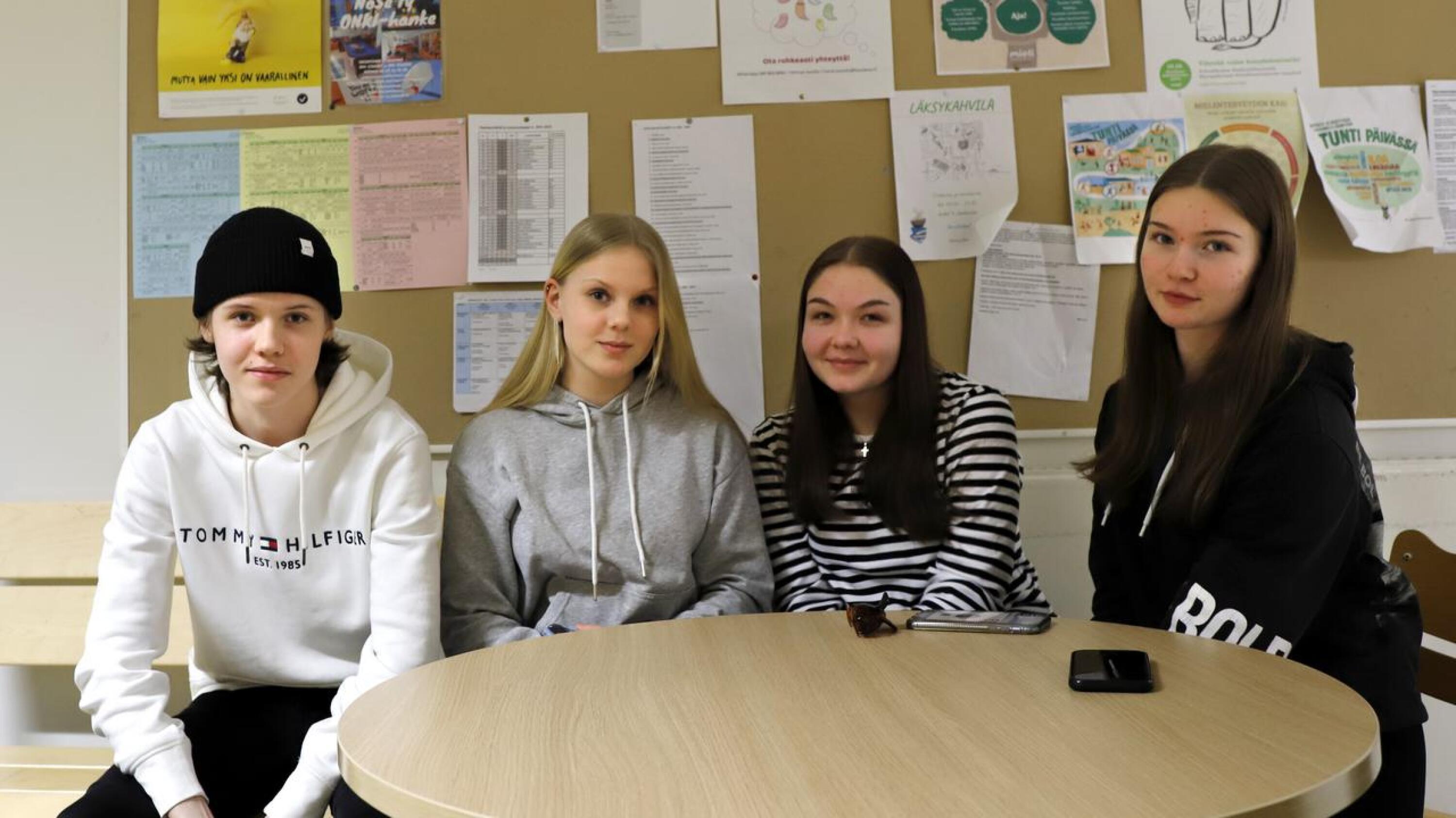 Nilon koulun yhdeksäsluokkalaiset Jasper Lehtosaari, Emma Tuovila, Maija Meriläinen ja Hanna Korpoa miettivät yhteishakuvalintoja.