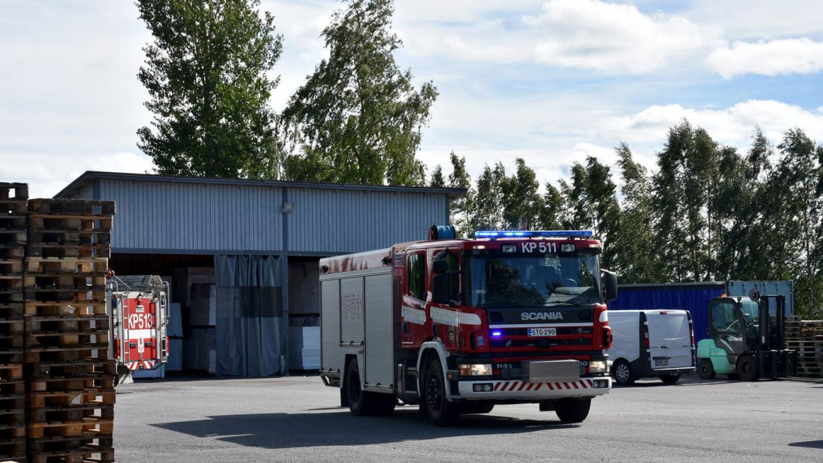 Pelastuslaitos hälytettiin teollisuushallin rakennuspalotehtävälle Kannuksessa.