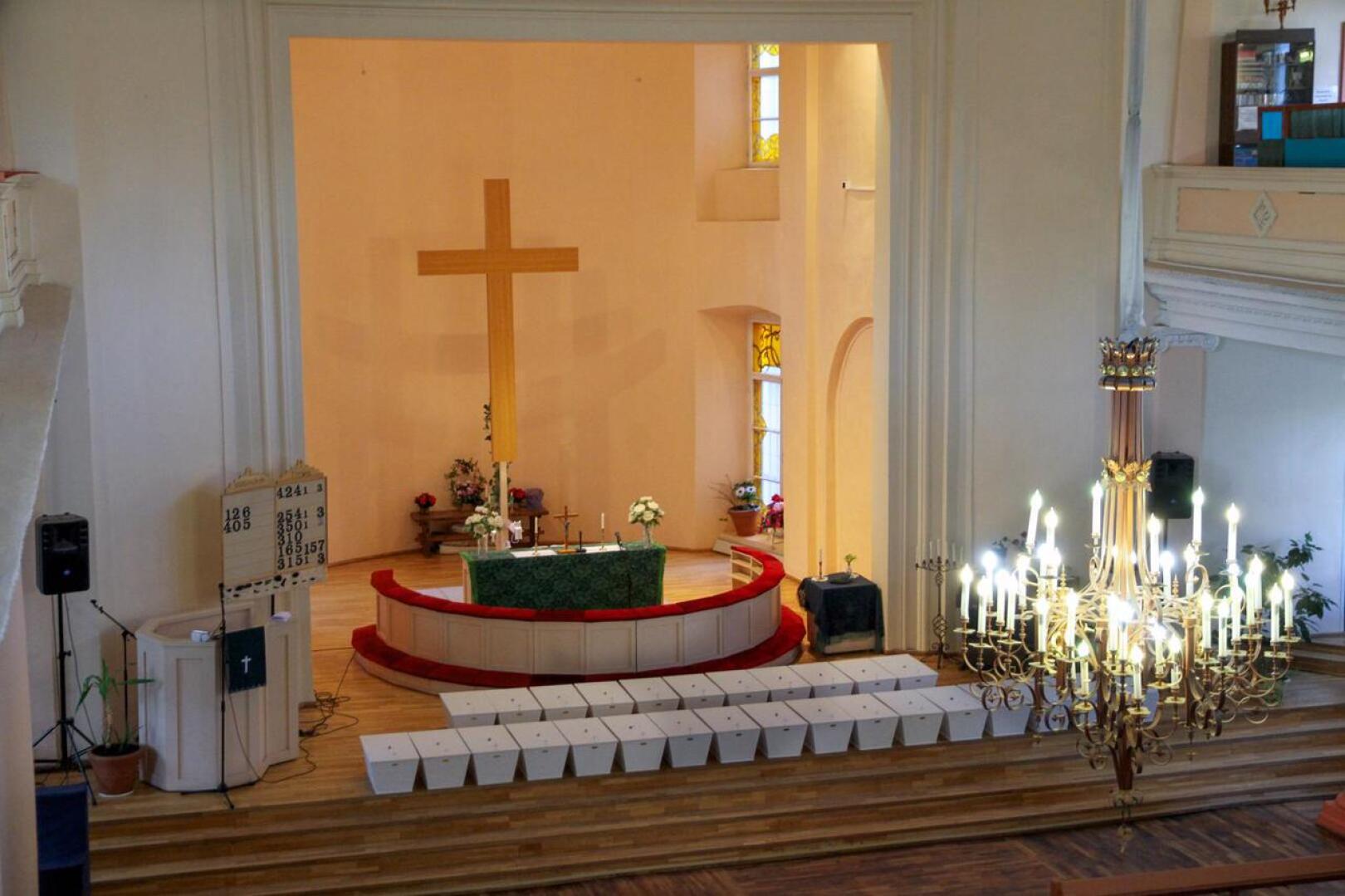 Riveissä pieniä valkoisia arkkuja. Kotiin palaavat sotavainajat siunattiin Viipurin Pietarin ja Paavalin kirkossa ennen paluumatkaa. 