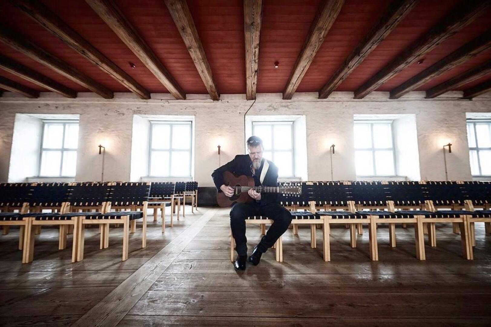 Yksi syksyn huippuvieraista on ruotsalainen kitaristi Roger Tallroth, joka esiintyy Kokkolassa kaustislaisen kansanmuusikon Esko Järvelän ja Centrian opiskelijoiden kanssa lokakuussa.