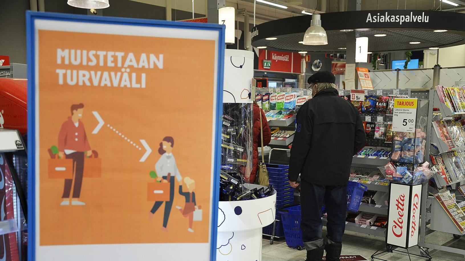 Ylijohtaja Terttu Savolainen painottaa turvavälien ja maksien käytön tarpeellisuutta kaupassa. Kokoontumisrajoituksia tarkastellaan uudelleen vapun alla.