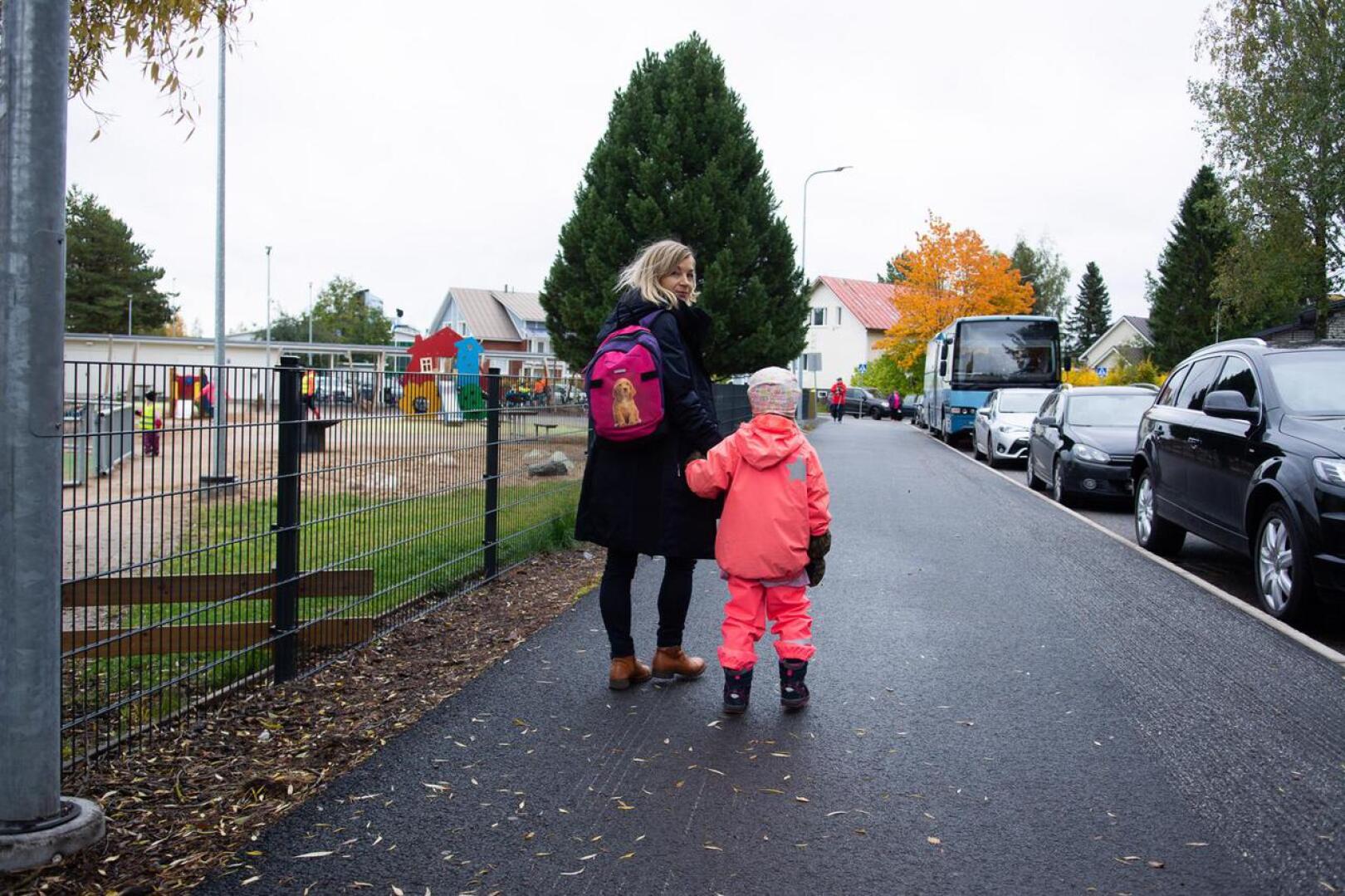 Sari Ahon lapset käyvät Torkinmäen koulua. Hän kokee, että koulun ympäristön liikenneturvallisuus on hyvällä mallilla. 