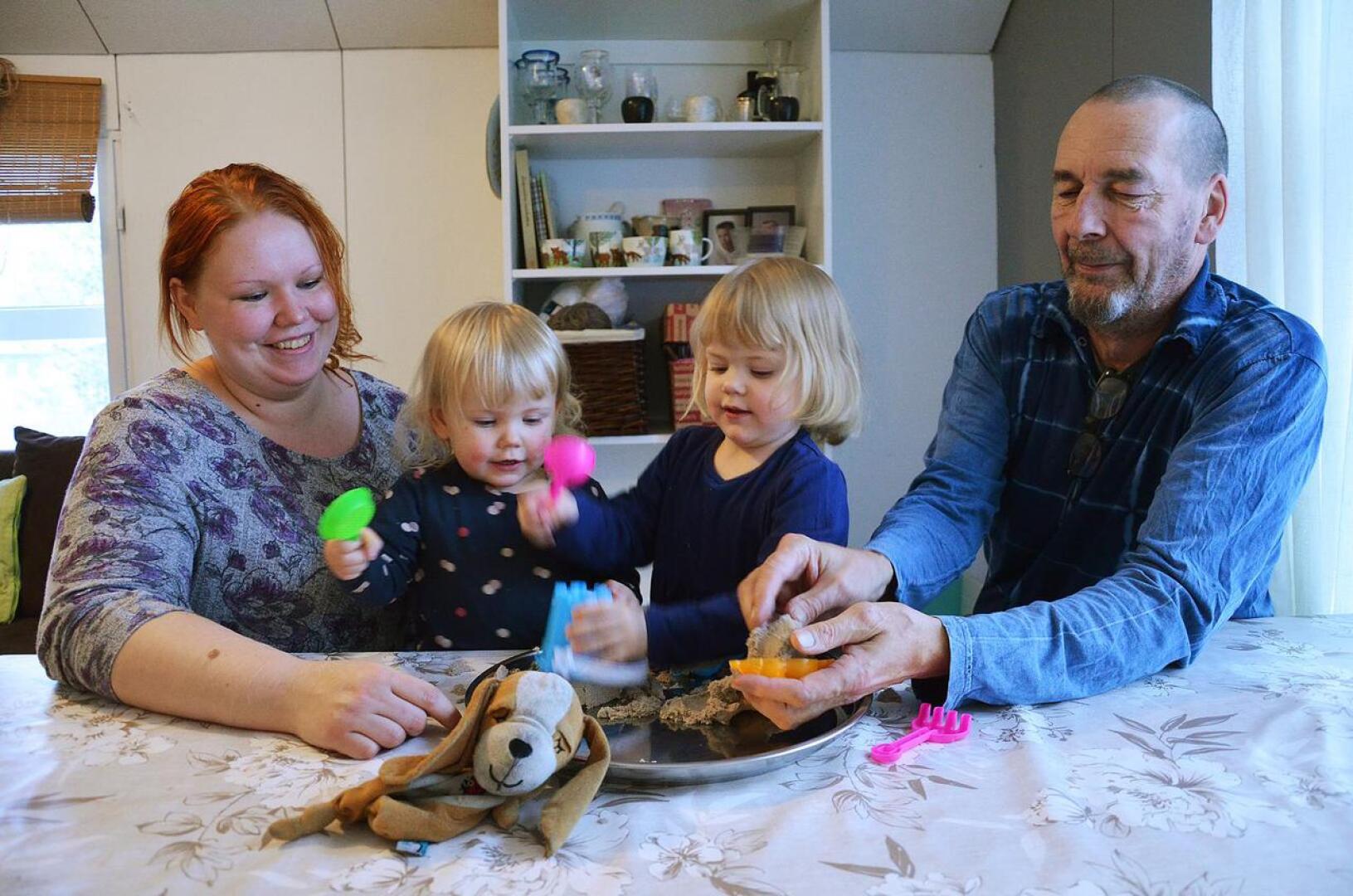 Niina ja Jorma Hautamäellä on kaksi yhteistä lasta: yksivuotias Peppi ja kaksivuotias Maija.