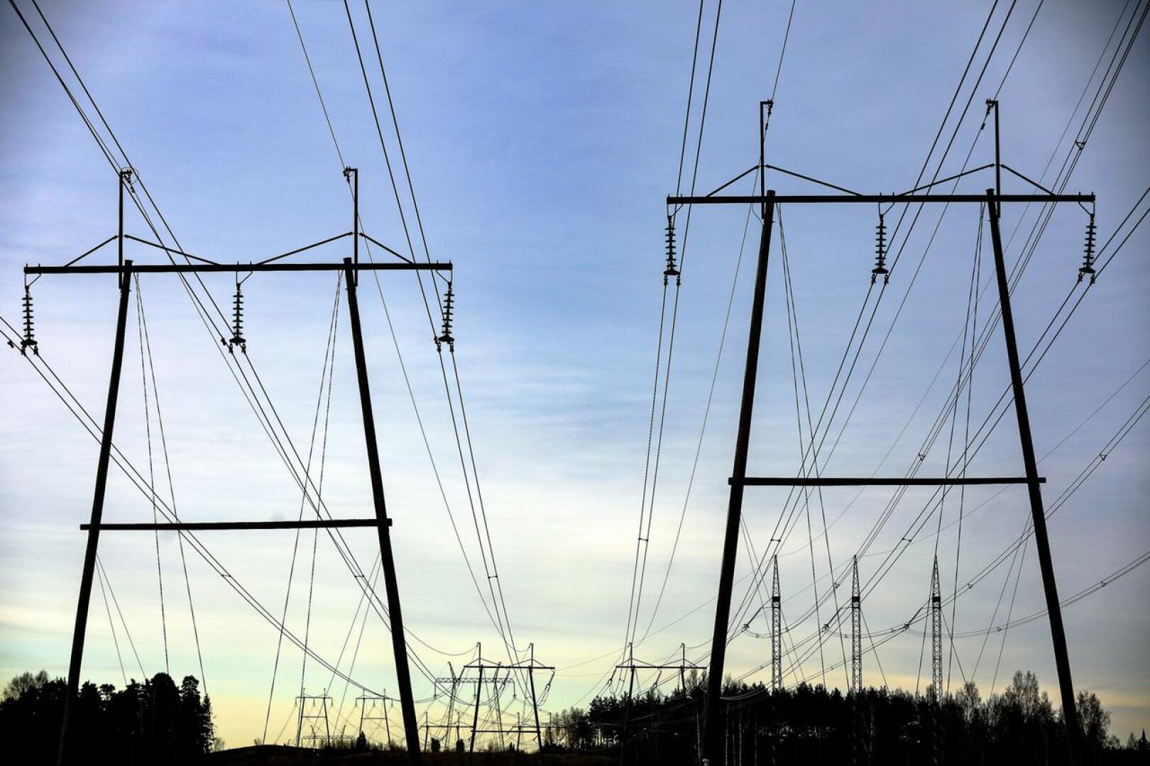 Sähkön siirtohintojen nousua yritetään saada kuriin lakimuutoksella, joka antaisi Energiavirastolle mahdollisuudet korjata hintojen sääntelyn nykyiset puutteet.
